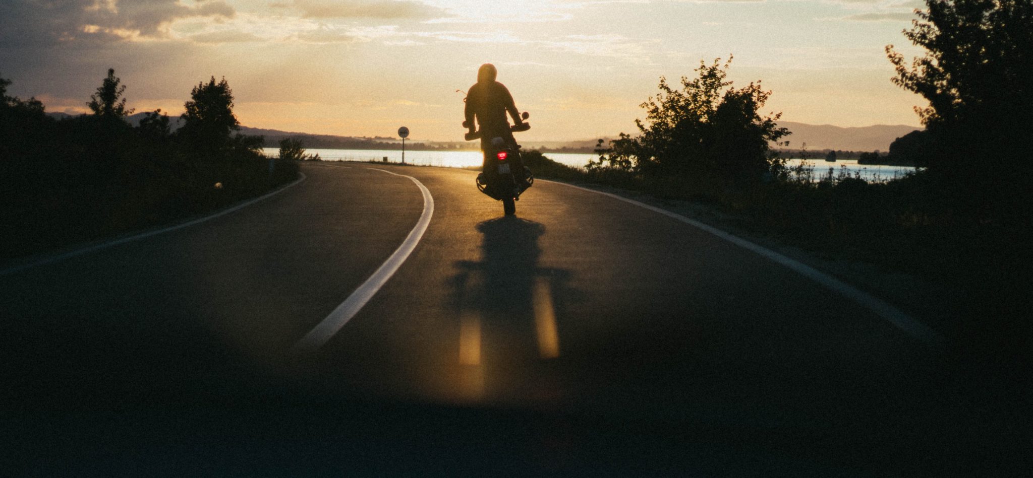 Motorradfahrer Sonnenuntergang